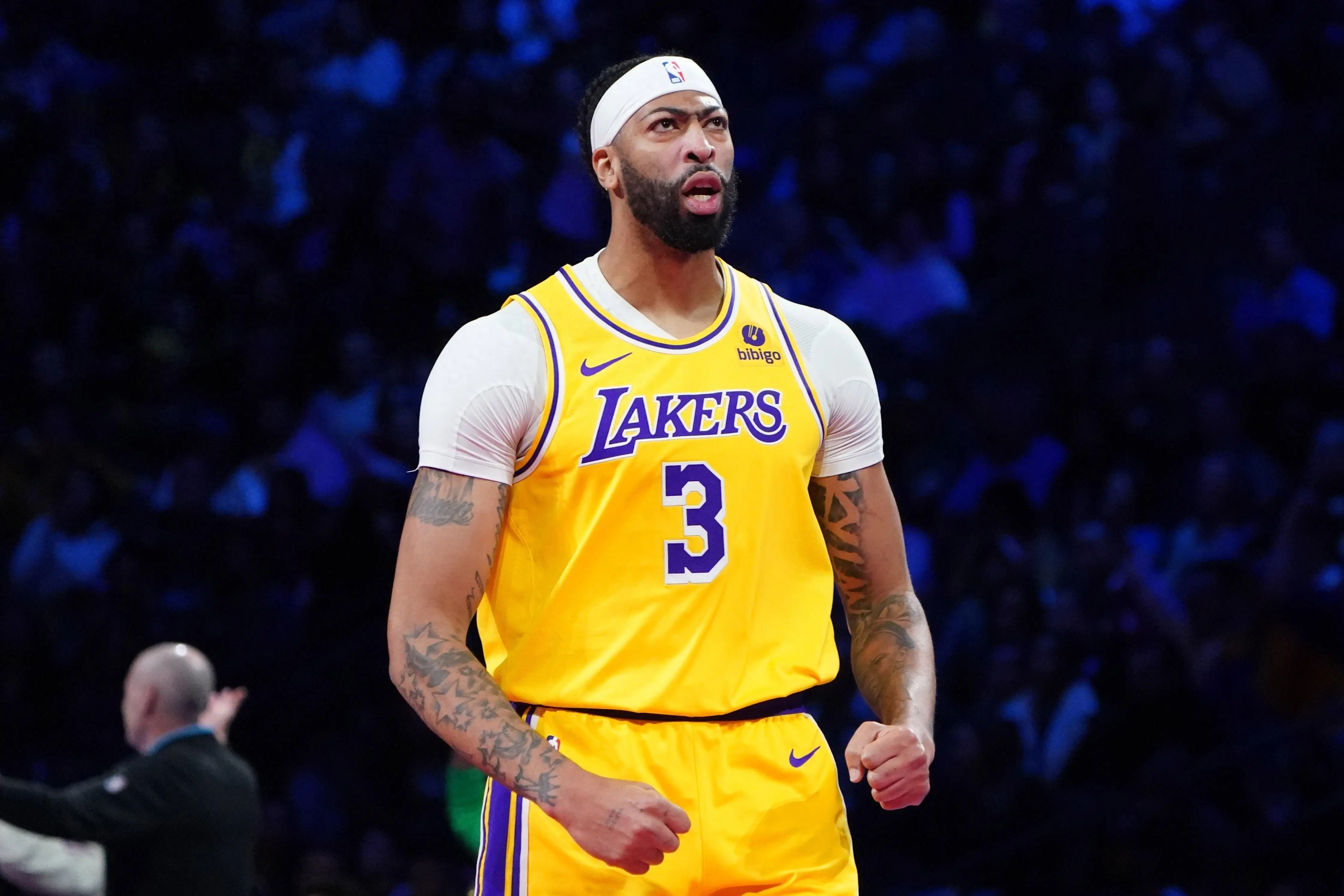 开云平台-浓眉复出首秀出彩，金州勇士主场小胜洛杉矶湖人，豪取5连胜的简单介绍